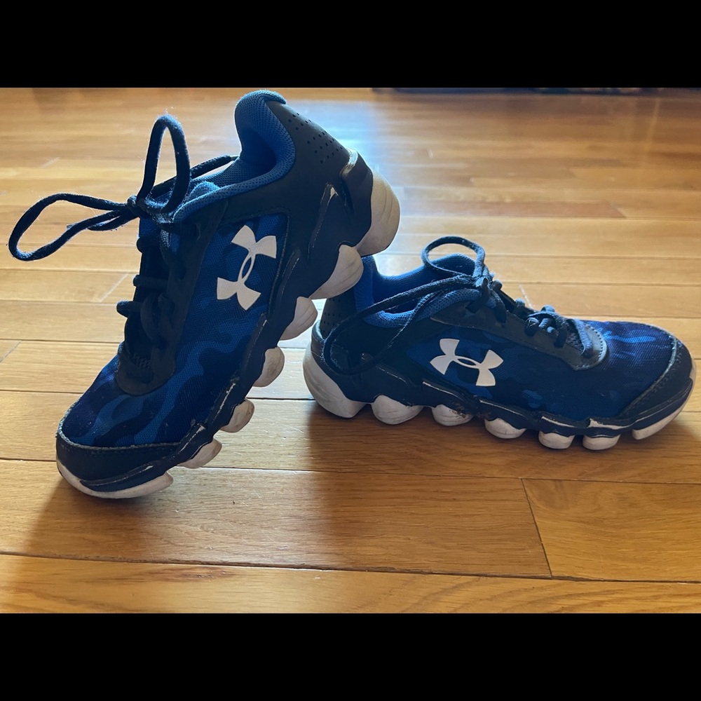 Good used pair of Under Armour size 13 kids shoes.
